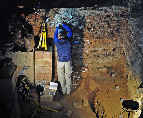 ron_shaar_taking_samples_for_paleomagnestisim_-_courtesy_of_michael_chazan_and_the_wonderwerk_excavation_team_2 00001sm